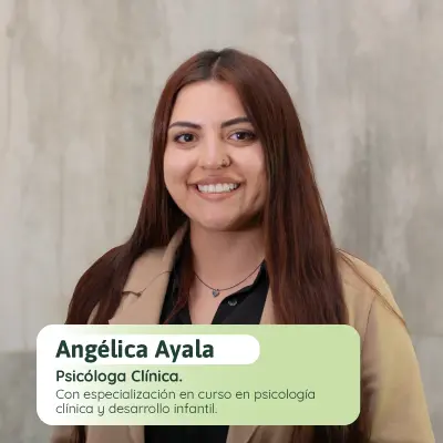 Angélica Ayala, [COMPLETAR: especialidad y años de experiencia tal como aparecen en la imagen]