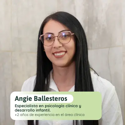 Angie Ballesteros, [COMPLETAR: especialidad y años de experiencia tal como aparecen en la imagen]