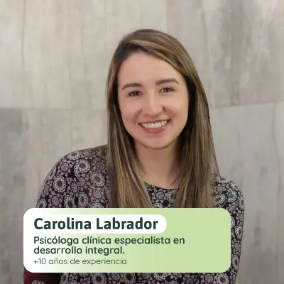 Carolina Labrador, [COMPLETAR: especialidad y años de experiencia tal como aparecen en la imagen]