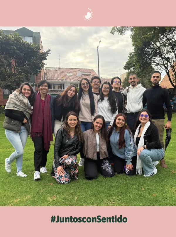 Equipo terapéutico de CreSentia reunido al aire libre en Bogotá.