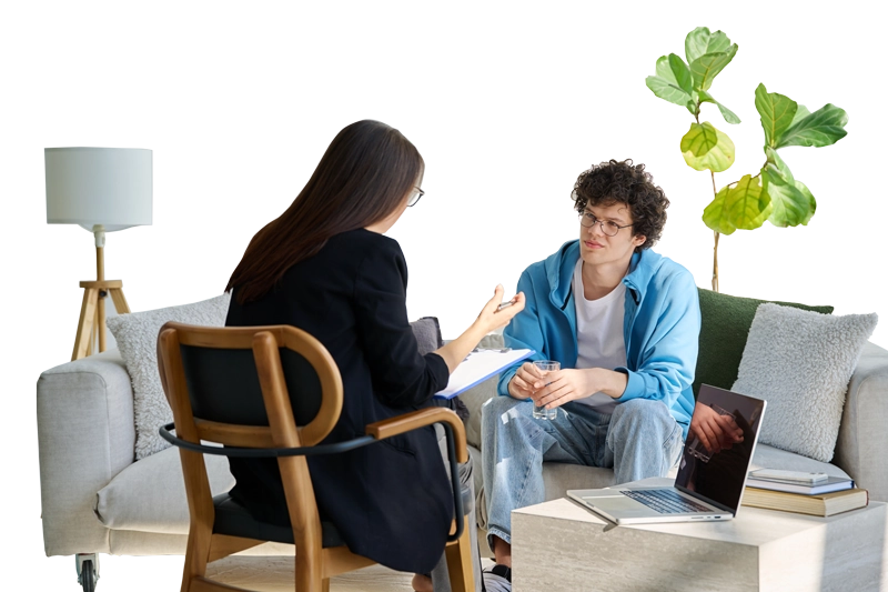 Psicóloga conversando con un joven en una sesión de terapia