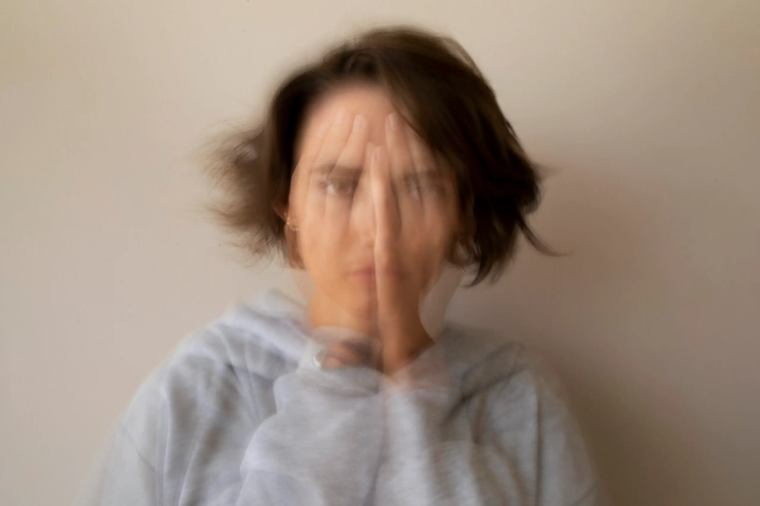 <img data-src="imagen1.jpg" alt="Persona relajada después de un tratamiento para la ansiedad en CreSentia">