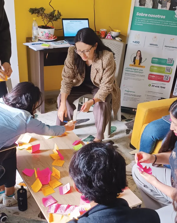 Terapeutas de CreSentia en un taller de formación, trabajando con notas de colores sobre una mesa.
