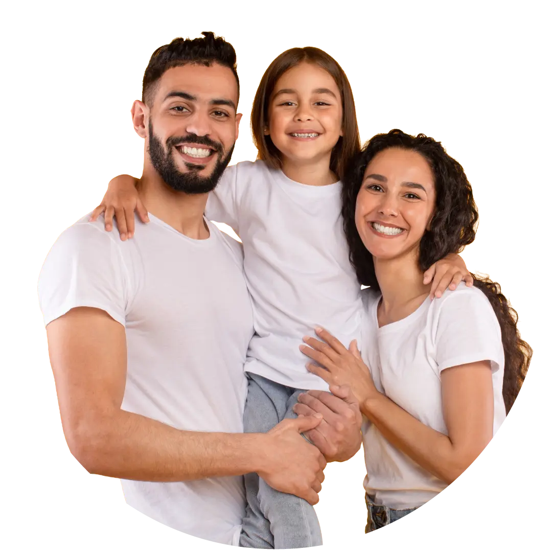 Padre, madre e hija abrazados, sonriendo juntos